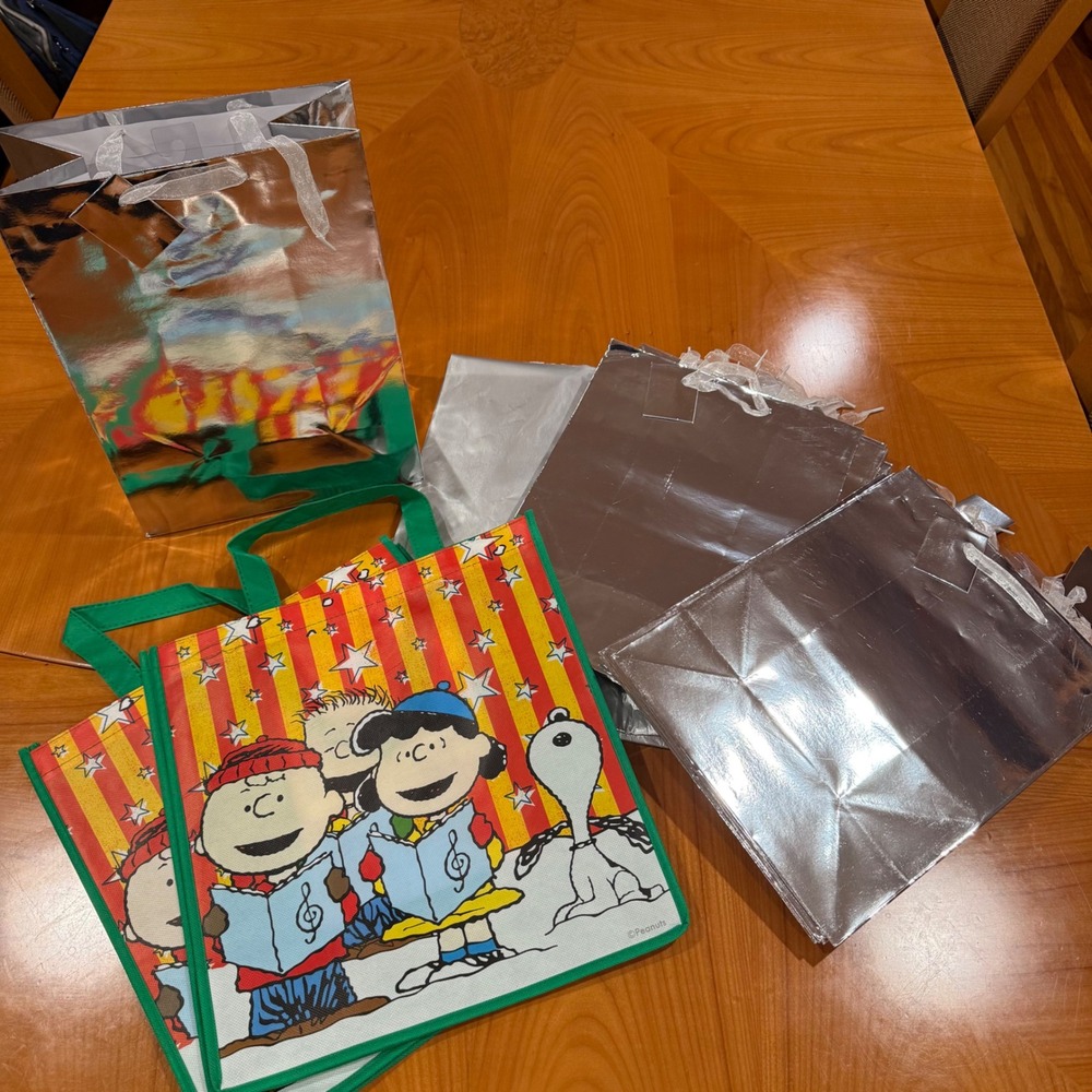 NEW Peanuts Christmas reusable Gift Bags & 20 Silver Metallic Holiday gift bags‎